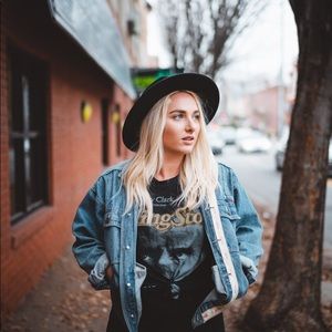 Meet your Posher, Cleo